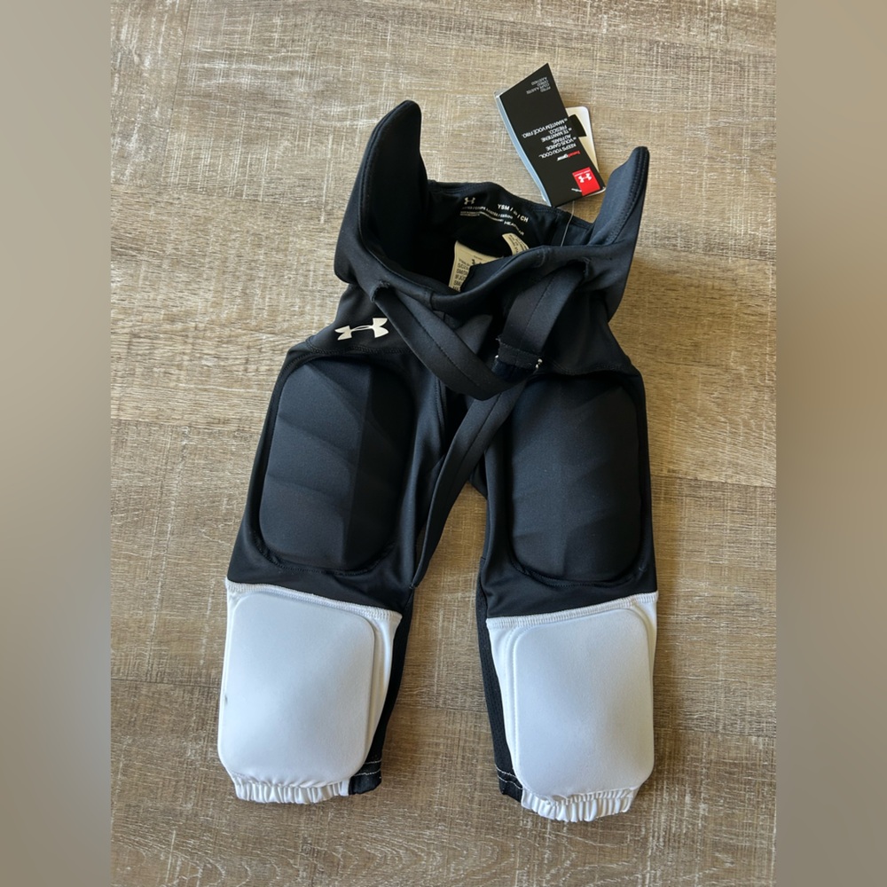 Under Armour $50 Youth Boys SM Padded Football Pants Integrated Padding NEW